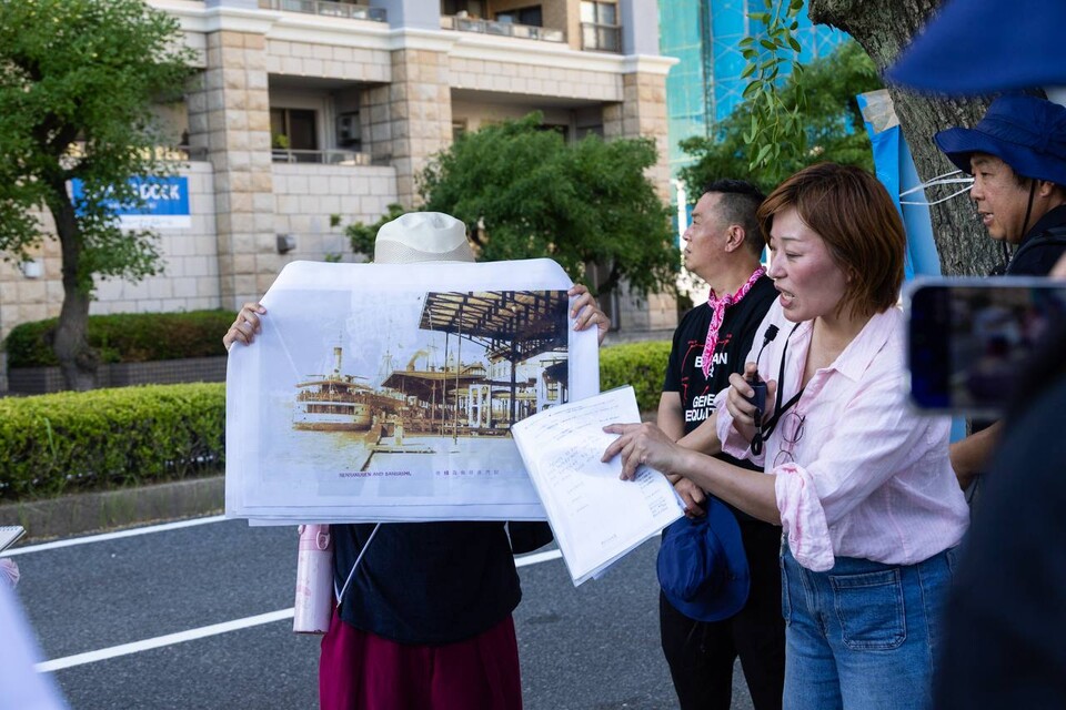 재일동포 최태순 선생이 조선인들이 시모노세키 옛 항구터에서 당시 사진을 보여주며 설명하고 있다. 사진 = 송승현 민주노총 교육선전부장