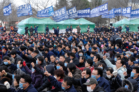 3월12일 열린 '발레오만도 투쟁승리를 위한 전국금속노동자 결의대회'에 참여한 조합원들이 구호를 외치고 있다. 신동준