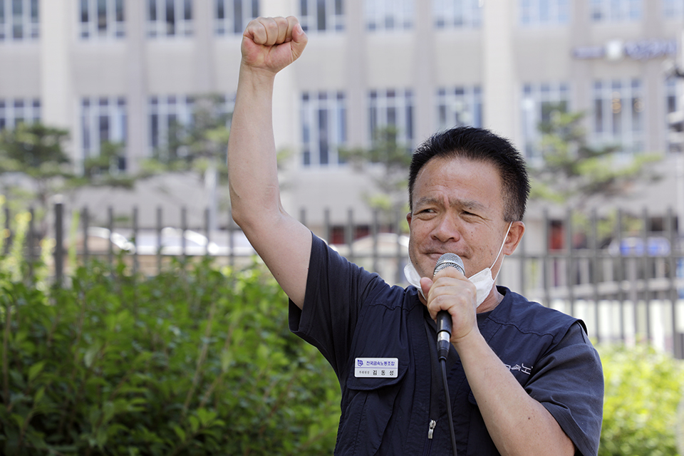 김동성 금속노조 부위원장이 7월 22일 오후 세종시 고용노동부 앞에서 연 '산재처리 지연 근본대책 마련 및 산재보험 제도 개혁을 위한 농성투쟁 보고 결의대회'에서 대회 마무리 발언을 하고 있다. 세종=변백선