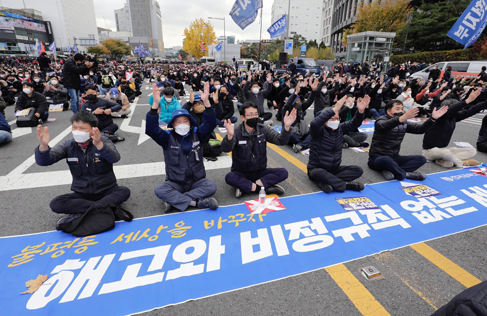 금속노조 조합원들이 전태일 열사 분신 항거 51주기를 맞은 11월 13일 오후 서울 동대문 네거리에서 ‘2021 전태일 열사 정신 계승 전국노동자대회’를 열고 있다. 변백선
