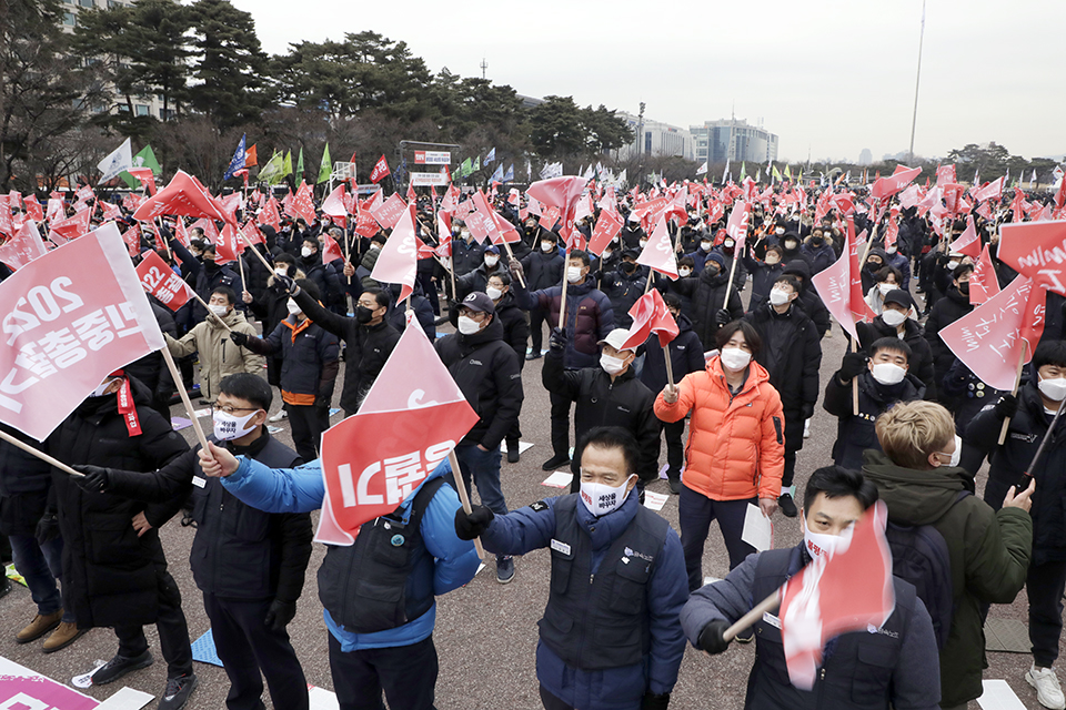 금속노조를 비롯한 민주노총 가맹산하 조합원들이 1월 15일 오후 서울 여의도 문화마당에서 연 ‘2022 민중총궐기’에 참석해 요구를 담은 깃발을 흔들며 구호를 외치고 있다. 변백선