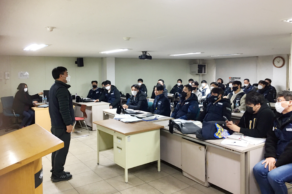 윤장혁 금속노조 위원장이 1월 19일 한국타이어지회 조합원들을 만난 자리에서 지회의 투쟁을 격려하고 있다. 고은아
