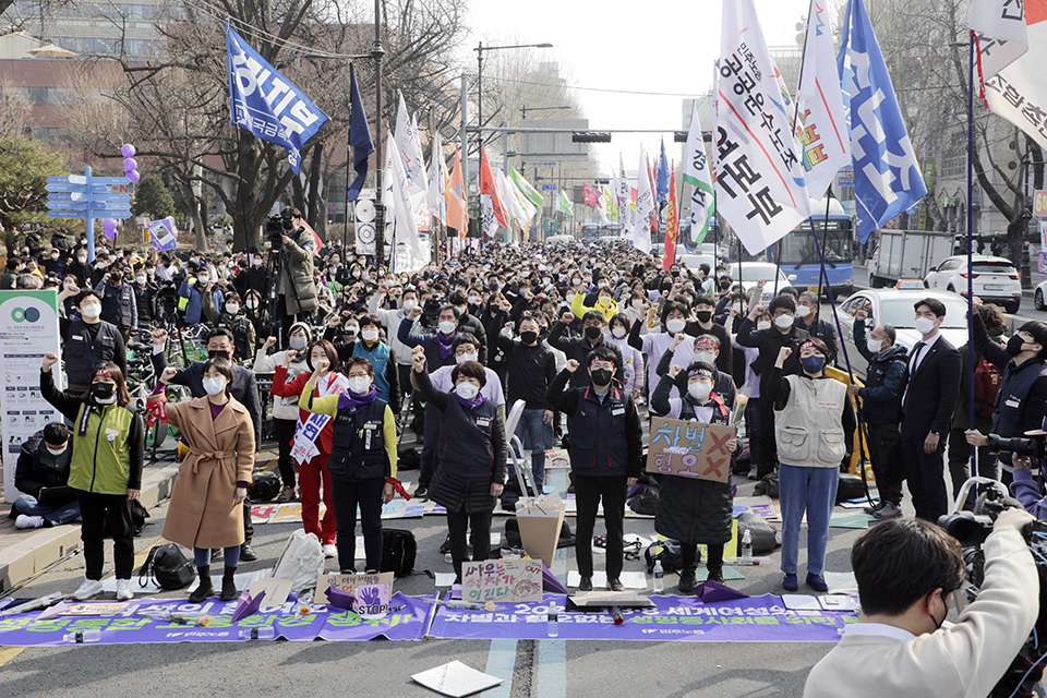 민주노총이 3월 8일 오후 서울 종로구 대학로에서 ‘2022년 세계여성의 날 정신계승 전국노동자대회’를 열고 있다. 변백선