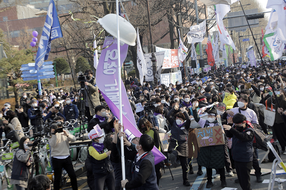 민주노총이 3월 8일 오후 서울 종로구 대학로에서 연 ‘2022년 세계여성의 날 정신계승 전국노동자대회’에서 모든 차별과 혐오에 반대하는 상징의식을 펼치고 있다. 변백선