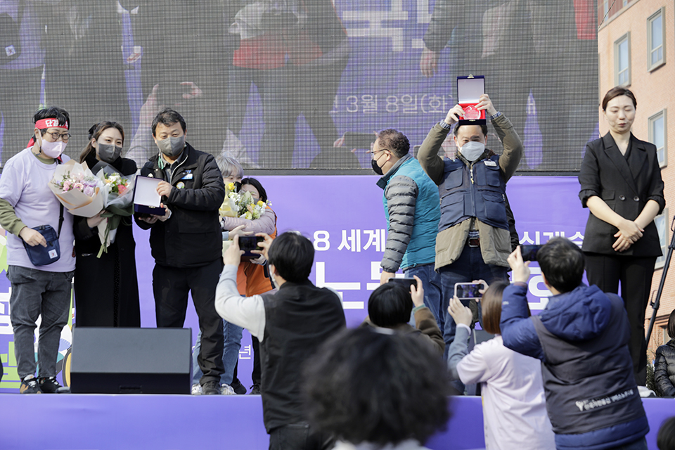 민주노총이 3월 8일 오후 서울 종로구 대학로에서 ‘2022년 세계여성의 날 정신계승 전국노동자대회’를 개최하고 성평등 모범상 시상식을 진행하고 있다. 변백선