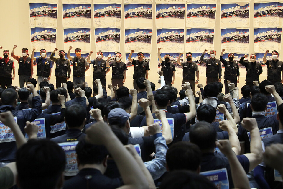금속노조가 5월 25일 오후 충북 단양 금속노조연수원에서 금속노조가를 부르며 '2022 전국지회장 결의대회'를 마무리하고 있다. 변백선