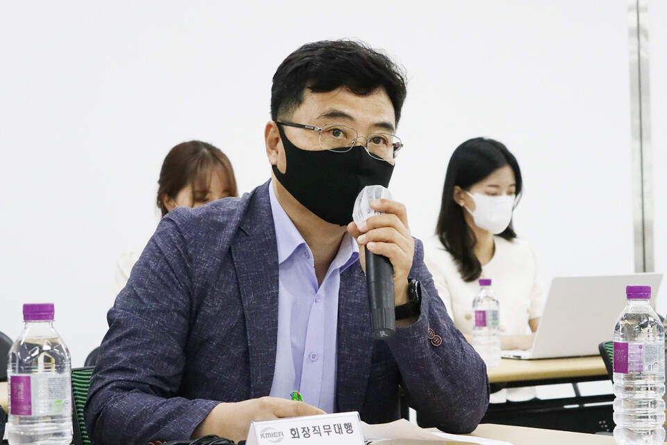 박근형 금속산업사용자협의회 회장 직무대행이 6월 14일 9차 중앙교섭에서 제시안을 설명하고 있다. 신동준