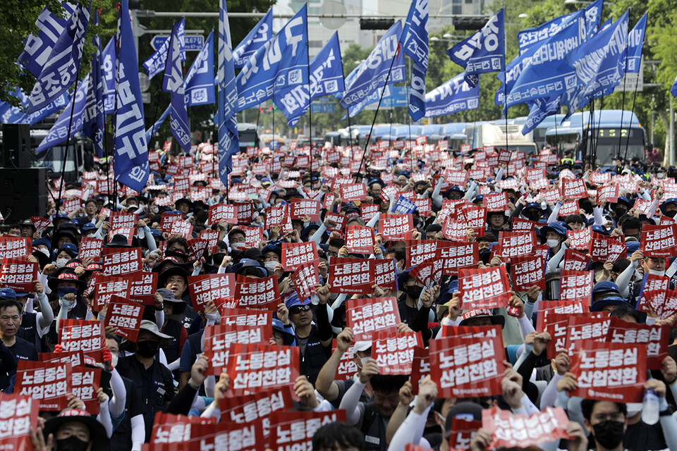 금속노조가 6월 22일 오후 서울 용산 대통령실 인근에서 ‘노동중심 산업전환 노정교섭 쟁취 금속노조 결의대회’를 열고 있다. 변백선