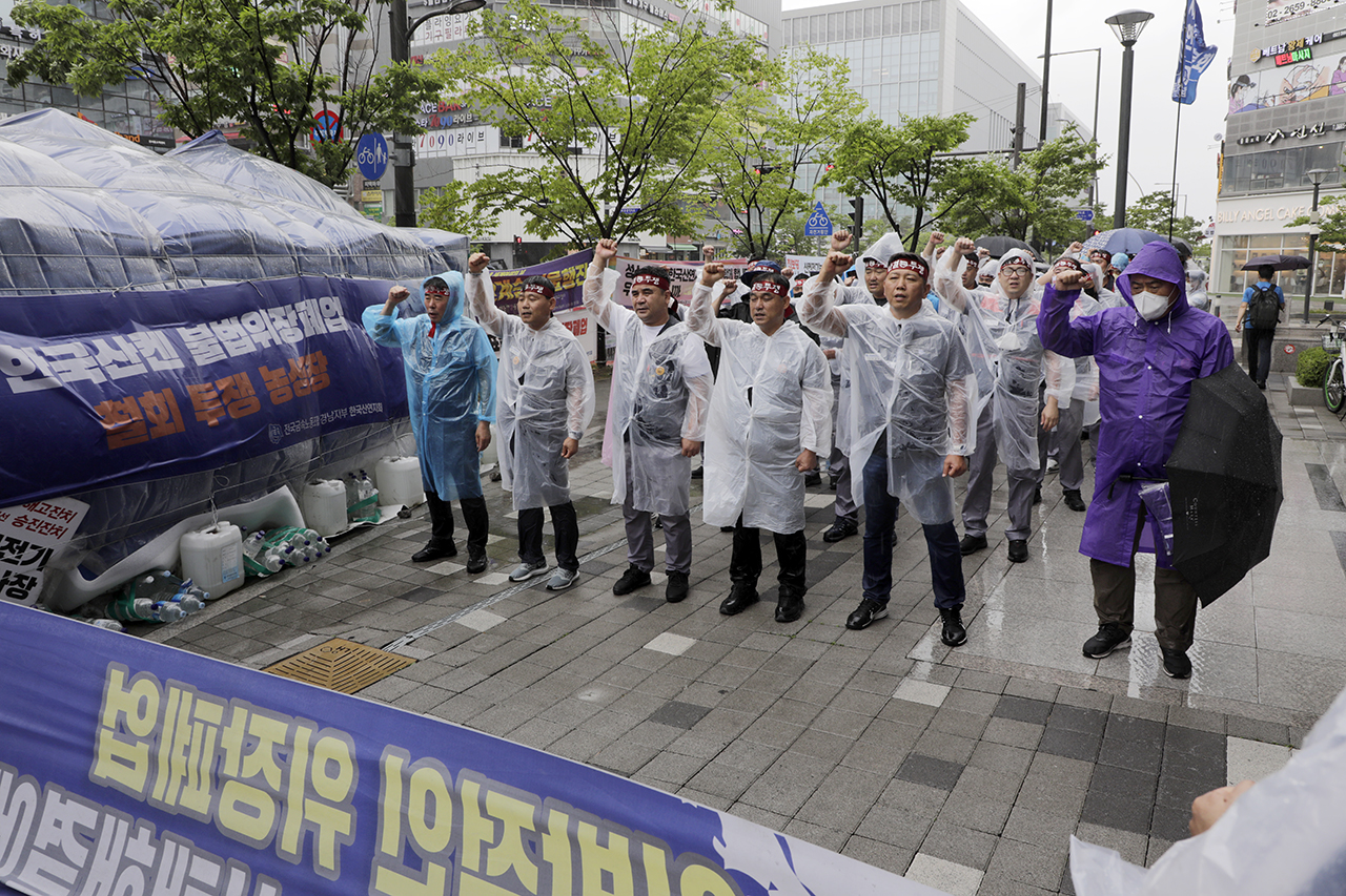 금속노조가 6월 28일 오후 서울 마곡동 소재 APTC사무실 앞에서 ‘외투 먹튀 산켄자본 규탄, 한국산연 투쟁 승리 결의대회’를 열고 있다. 변백선