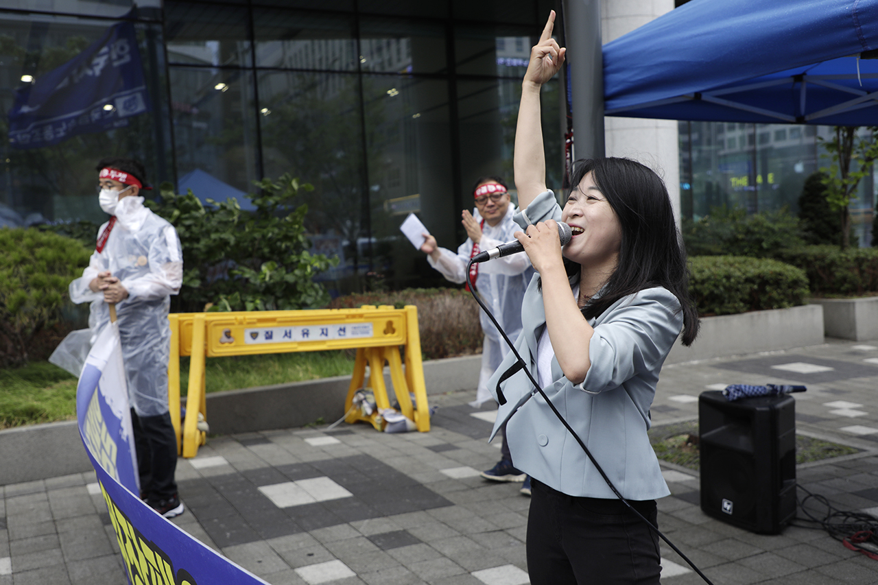 임정득 민중가수가 6월 28일 오후 서울 마곡동 소재 APTC사무실 앞에서 연 ‘외투 먹튀 산켄자본 규탄, 한국산연 투쟁 승리 결의대회’에서 노래공연을 펼치고 있다. 변백선