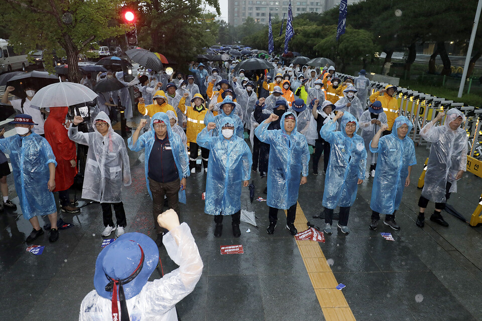 대우조선 하청노동자의 파업이 40일을 넘기고 있는 가운데 금속노조가 7월 13일 오후 서울 여의도 산업은행 앞에서 ‘대우조선 하청노동자 총파업 투쟁승리 결의대회’를 열고 있다. 변백선