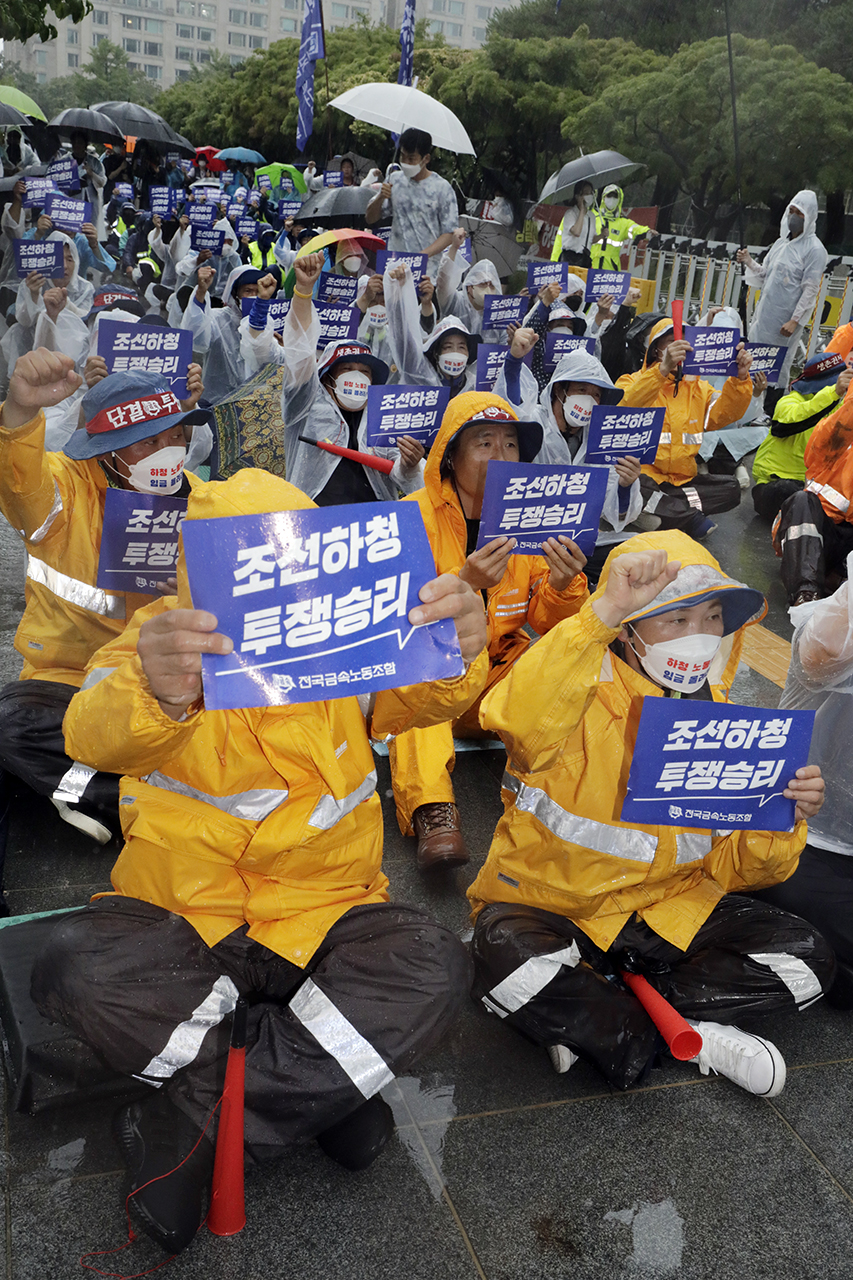 대우조선 하청노동자의 파업이 40일을 넘기고 있는 가운데 금속노조가 7월 13일 오후 서울 여의도 산업은행 앞에서 ‘대우조선 하청노동자 총파업 투쟁승리 결의대회’를 열고 있다. 변백선