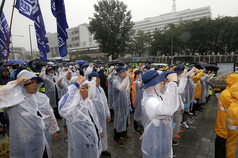 대우조선 하청노동자의 파업이 40일을 넘기고 있는 가운데 금속노조가 7월 13일 오후 서울 용산 대통령실 앞에서 ‘대우조선 하청노동자 총파업 투쟁승리 결의대회’를 열고 있다. 변백선