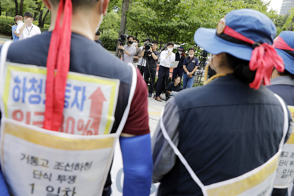 한 기자가 7월 14일 오후 서울 여의도 산업은행 앞에서 연 ‘산업은행이 결단하라, 대우조선 하청노동자 무기한 단식 돌입 기자회견’에서 단식에 돌입하는 하청노동자에게 질문하고 있다. 변백선