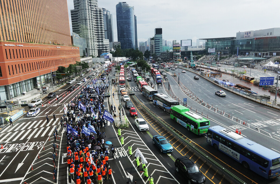 8월 13일 숭례문 앞에서 ‘8.15 전국노동자대회’와 ‘8.15. 자주평화통일대회’를 마친 금속노조 조합원들이 용산 대통령실을 향해 행진하고 있다. 신동준