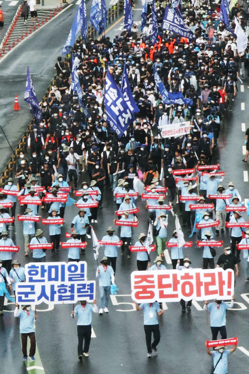 8월 13일 숭례문 앞에서 ‘8.15 전국노동자대회’와 ‘8.15. 자주평화통일대회’를 마친 금속노조 조합원들이 용산 대통령실을 향해 행진하고 있다. 신동준