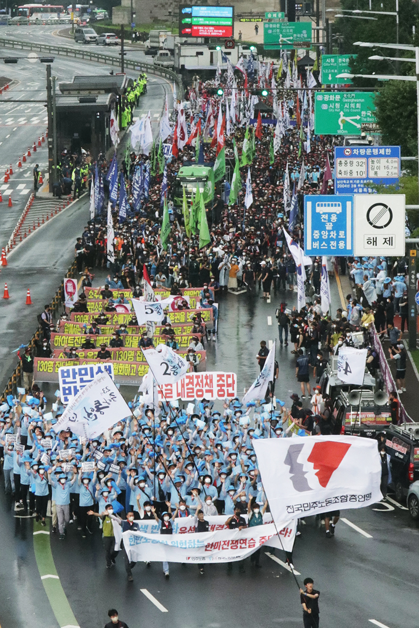 8월 13일 숭례문 앞에서 ‘8.15 전국노동자대회’와 ‘8.15. 자주평화통일대회’를 마친 민주노총 조합원들이 용산 대통령실을 향해 행진하고 있다. 신동준