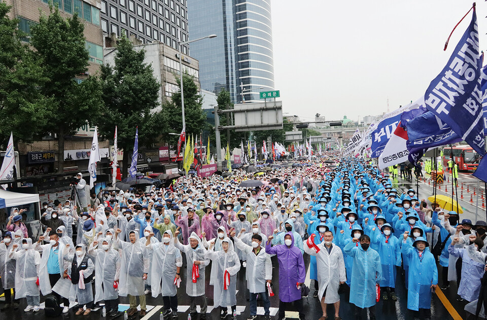 민주노총과 금속노조가 8월 13일 숭례문 앞에서 ‘8.15 전국노동자대회’와 ‘8.15. 자주평화통일대회’를 열고 있다. 신동준