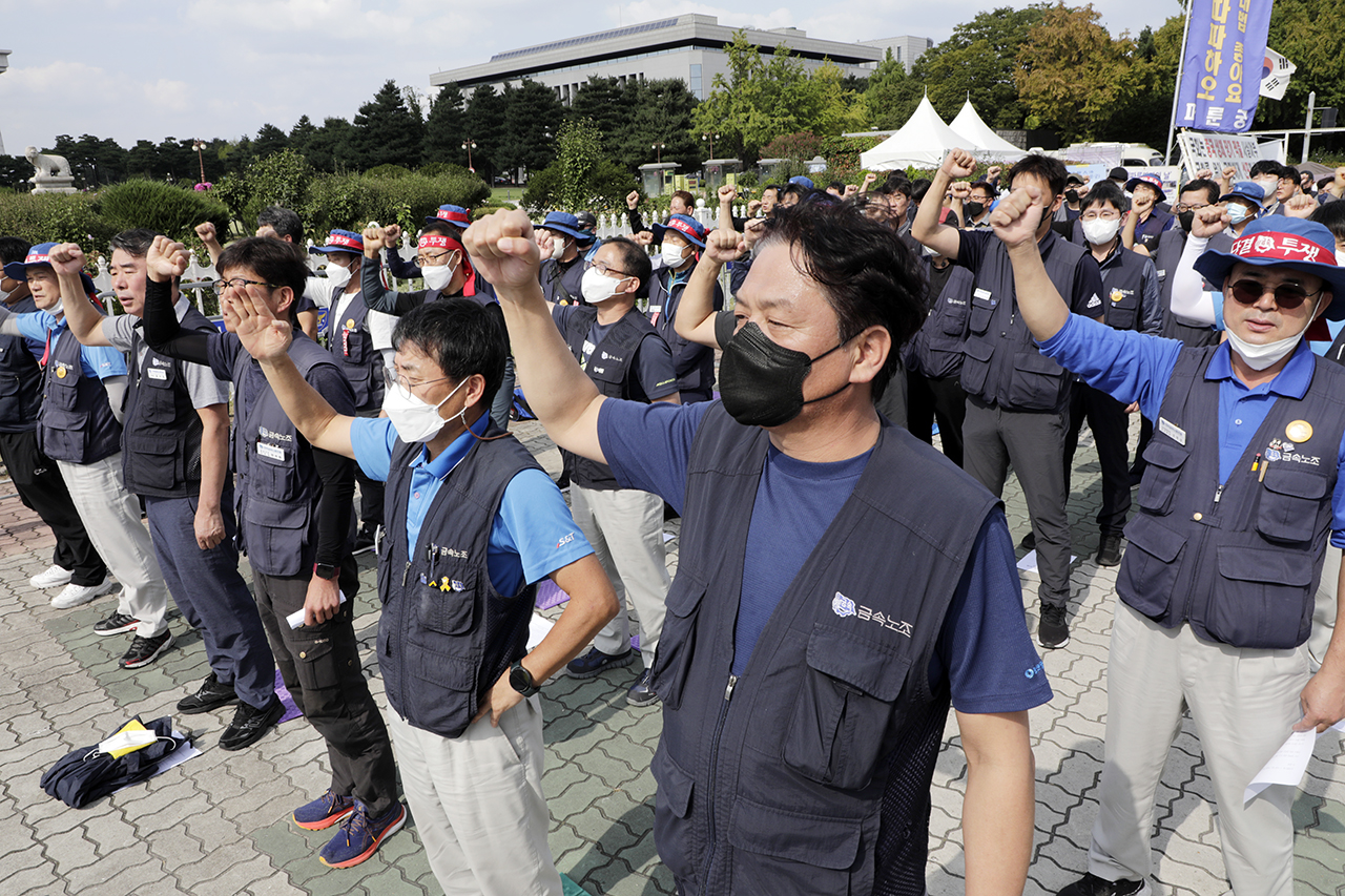 방위산업 사업장 금속노동자들이 9월 22일 오후 서울 여의도 국회 앞에서 ‘방위산업 사업장 온전한 노동3권 쟁취를 위한 금속노동자 결의대회’를 열고 있다. 변백선