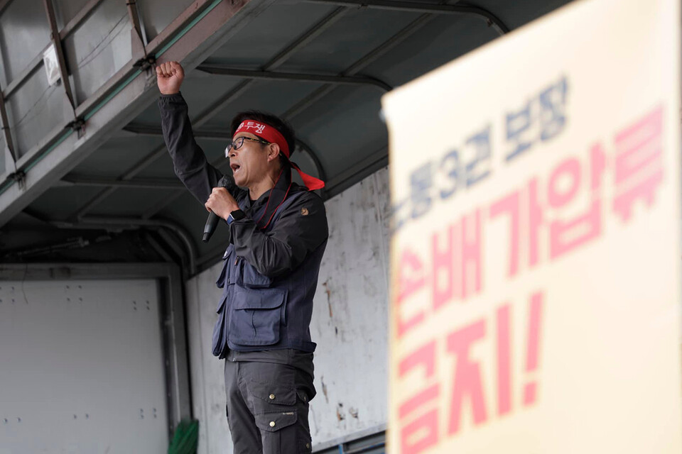 안석태 금속노조 경남지부장이 9월 28일 한국지엠 창원공장 앞에서 연 ‘한국지엠 불법파견 해결, 해고노동자 복직 약속 이행 촉구 결의대회’에서 투쟁사를 하고 있다. 변백선