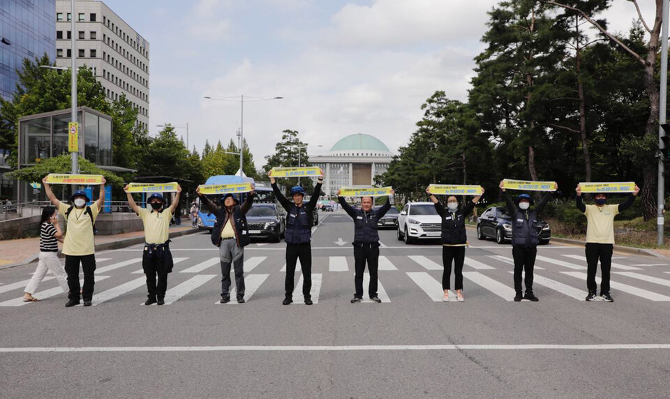 ‘금속노조 2022년 불법파견·손배가압류 소탕단’이 10월 6일 서울 여의도 국회 앞에서 ‘노조법 2·3조 개정’, ‘손배가압류 금지’를 촉구하는 거리 선전전을 펼치고 있다. 변백선