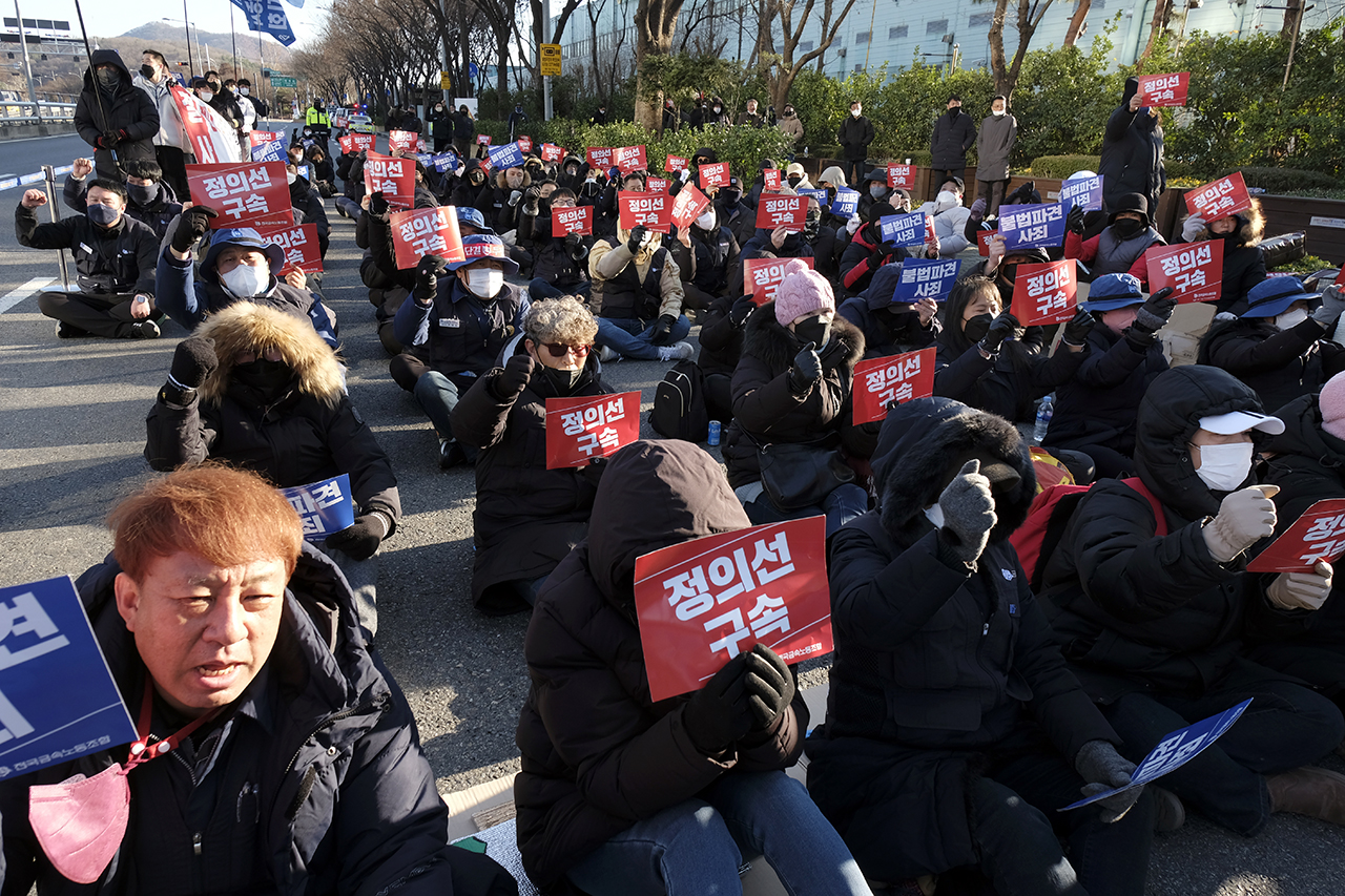 금속노조가 12월 1일 오후 서울 양재동 현대자동차그룹 본사 앞에서 ‘불법파견 범죄집단 현대자동차그룹 규탄 금속노조 결의대회’를 열고 있다. 변백선