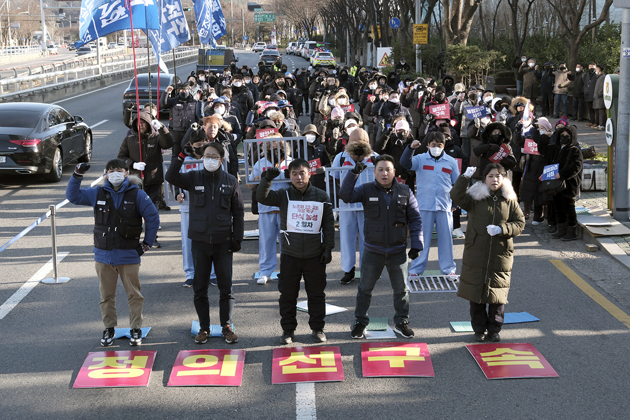 금속노조가 12월 1일 오후 서울 양재동 현대자동차그룹 본사 앞에서 ‘불법파견 범죄집단 현대자동차그룹 규탄 금속노조 결의대회’를 열고 있다. 변백선
