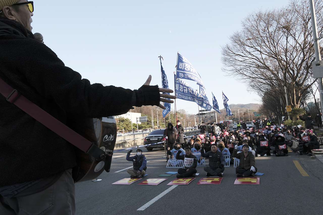 박준 민중가수가 12월 1일 오후 서울 양재동 현대자동차그룹 본사 앞에서 연 ‘불법파견 범죄집단 현대자동차그룹 규탄 금속노조 결의대회’에서 문화공연을 펼치고 있다. 변백선