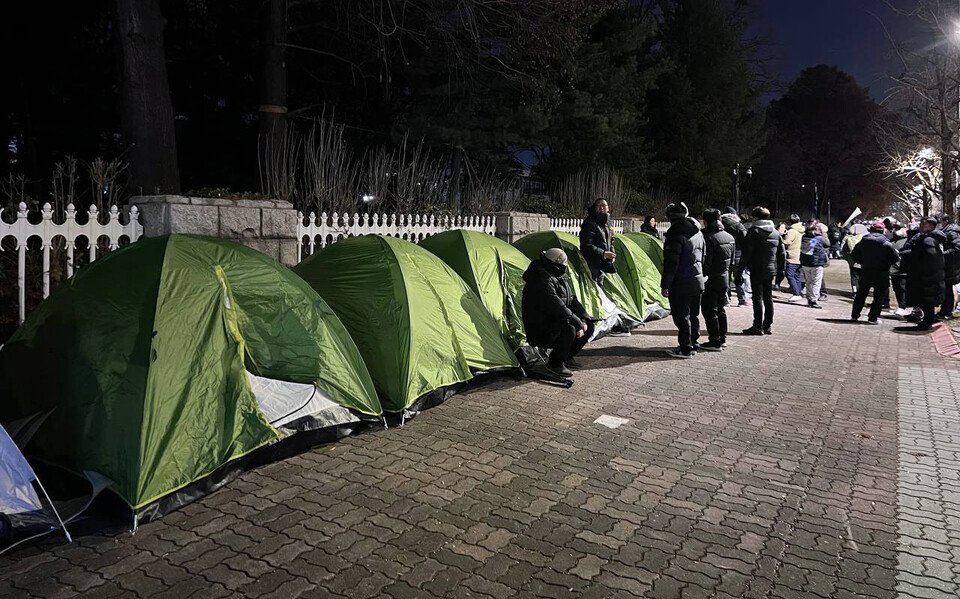 금속노조가 ‘노조법 2·3조 개정, 국회 포위 농성투쟁’ 이틀째인 12월 6일 밤 농성 텐트로 국회를 포위하고 있다. 변백선