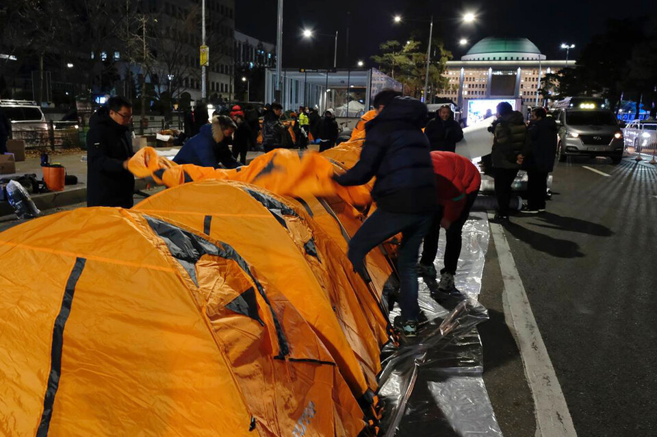 금속노조가 ‘노조법 2·3조 개정, 국회 포위 농성투쟁’ 이틀째인 12월 6일 밤 농성 텐트로 국회를 포위하고 있다. 변백선
