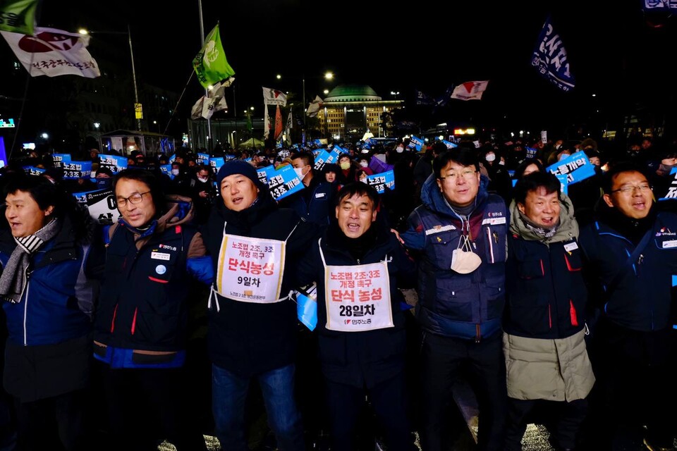 12월 27일 저녁 노조법 개정 촉구 투쟁 문화제에 참석한 민주노총과 산별노조연맹 대표자들이 민중가수 최도은 동지의 공연을 보며 함께 노래하고 있다. 변백선