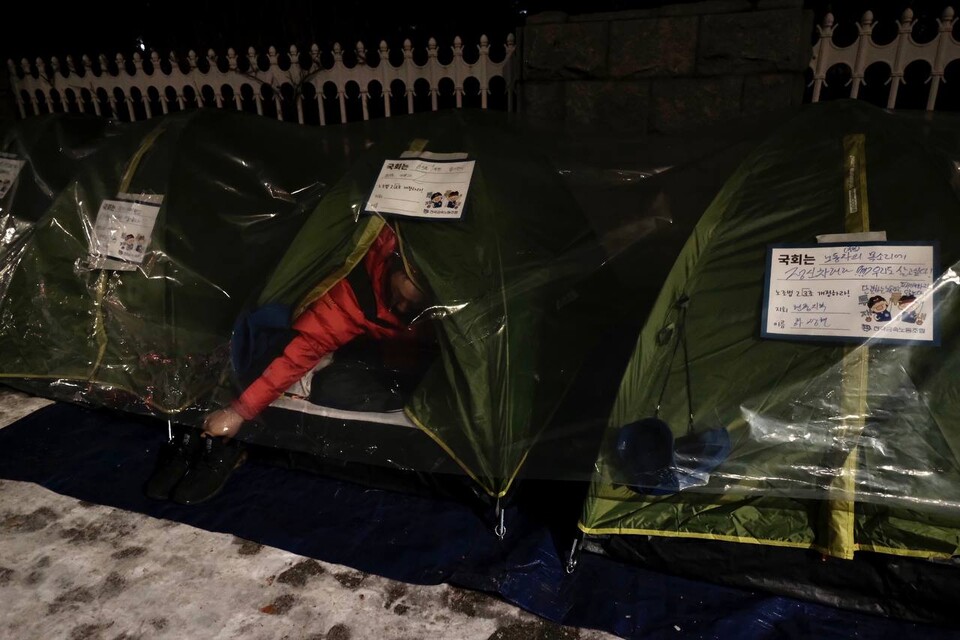 12월 27일 노조법 2·3조 개정 총력투쟁을 마친 금속노조 조합원들이 국회를 포위한 1인용 텐트에서 긴 겨울 밤을 견디고 있다. 변백선
