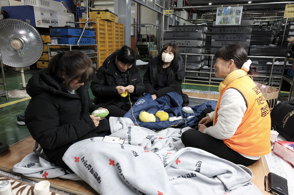 금속노조 한국와이퍼분회 조합원들이 1월 18일로 불법매각, 기계 설비 반출을 막기 위한 농성투쟁을 17일째 벌이고 있다. 변백선
