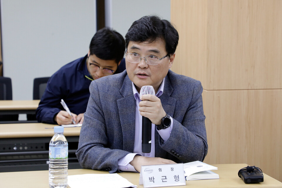 박근형 금속산업사용자협의회장이 4월 25일 금속노조 3차 중앙교섭에서 노조 요구안에 대해 질의하고 있다. 신동준