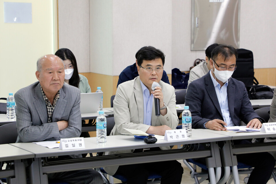 박근형 금속산업사용자협의회 회장이 5월 2일 부산에서 연 4차 중앙교섭에서 노조 요구안에 관해 질의하고 있다. 신동준