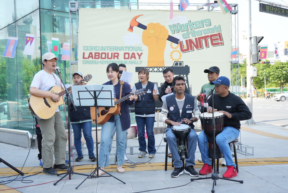 ‘Brave Band(용감한 밴드)’가 4월 30일 세계노동절 대구경북 이주노동자대회에서 노래 공연을 하고 있다. 이들은 스스로 “서울에서 대구로, 필리핀에서, 스리랑카에서, 인도네시아 등지에서 한국으로 와 일하는 이주노동자들의 밴드다”라고 소개했다. 김규백