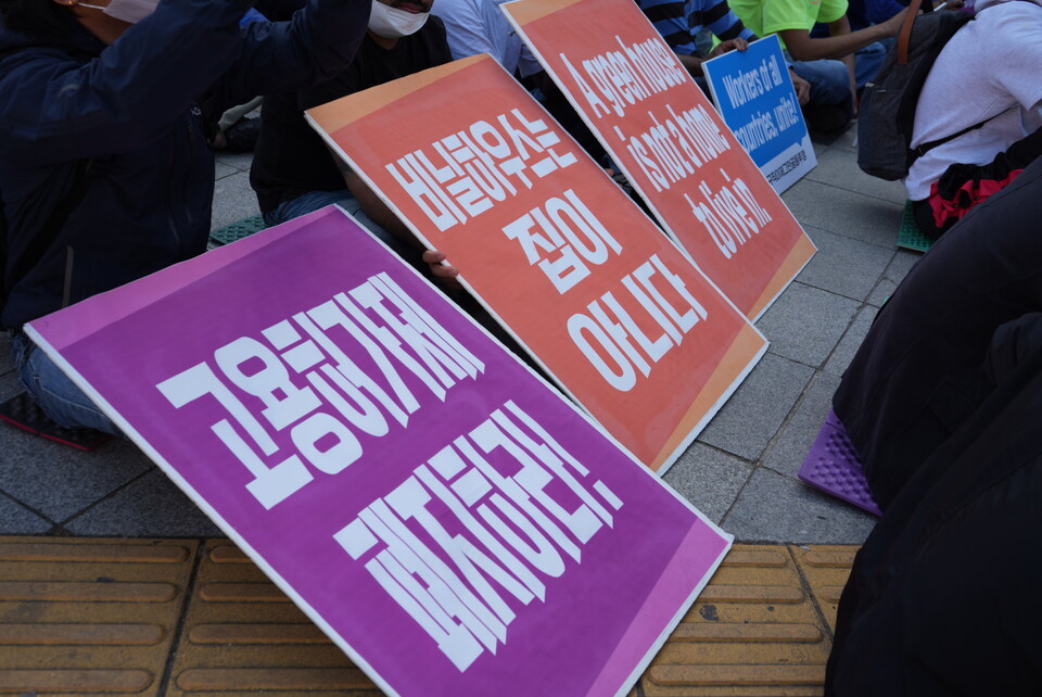 4월 30일 세계노동절 대구경북 이주노동자대회에서 노동자들이 '고용허가제 폐지하라', '비닐하우스는 집이 아니다' 등을 적은 피켓을 들고 있다. 김규백