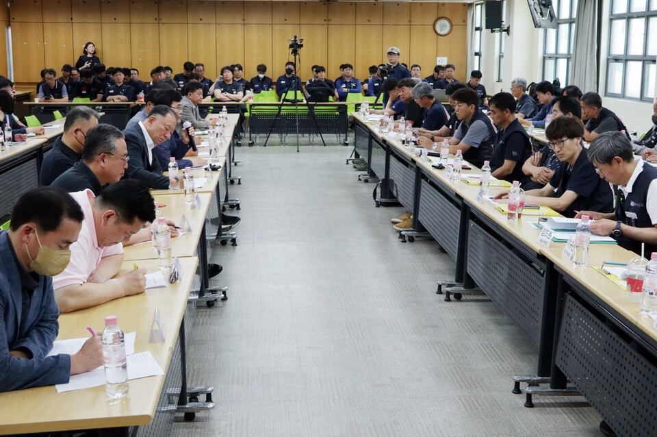 금속노조 충남지부 교섭위원들이 5월 16일 개최한 6차 중앙교섭을 참관하고 있다. 신동준