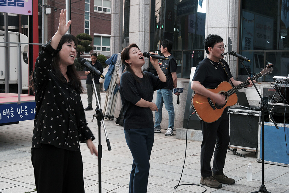 희망의 노래 꽃다지가 6월 13일 저녁 경주 KT 앞에서 연 ‘2023 최저임금 올리고, 생활임금 쟁취 문화제’에서 노래 공연을 하고 있다. 경주=변백선