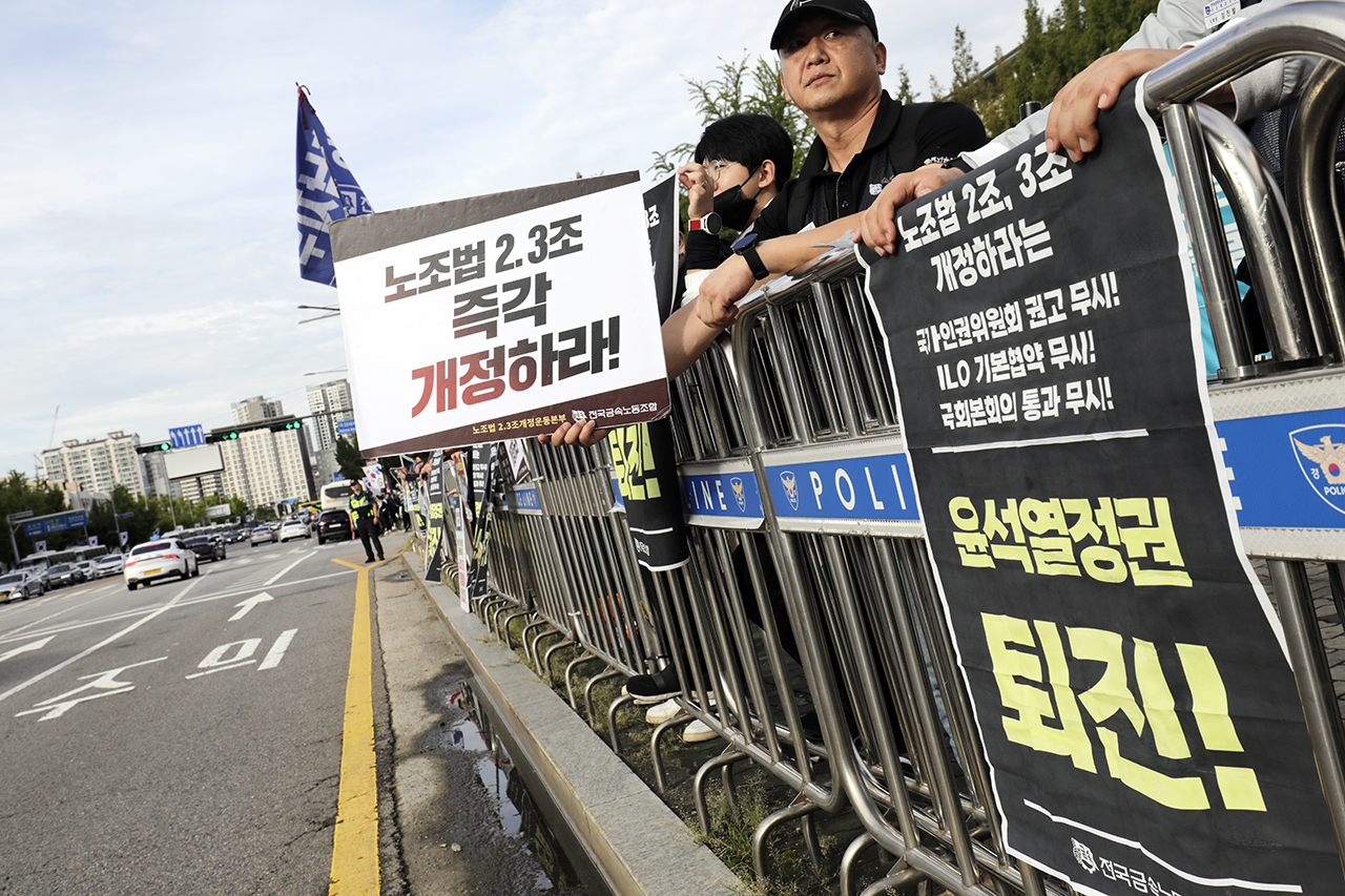 금속노조가 9월 21일 오전 서울 여의도 국회 앞에서 노조법 2.3조 국회 본회의 통과를 촉구하는 출근 선전전을 벌이고 있다. 변백선