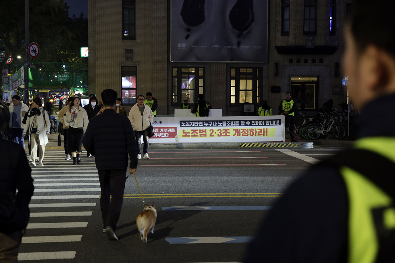 민주노총, 금속노조, 정보경제연맹 등 100여명의 대표자, 조합원이 11월 15일 저녁 서울 광화문 네거리에서 노조법 즉각 공포 촉구 선전전을 진행하고 있다. 변백선