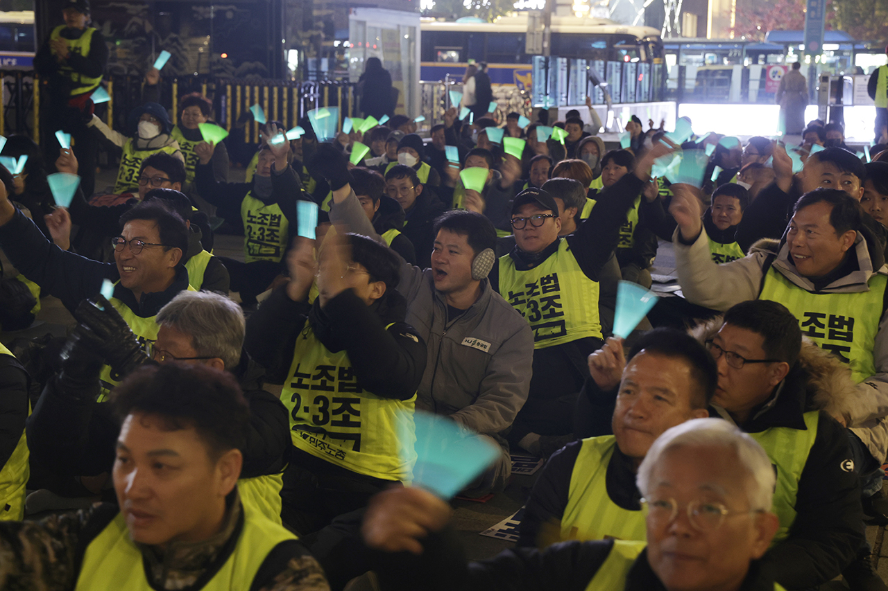 민주노총, 금속노조, 정보경제연맹 등 100여명의 대표자, 조합원이 11월 15일 오후 서울 광화문 네거리에서 ‘일하는 모든 사람을 위한 노조법 2·3조 쟁취 투쟁문화제’를 열고 있다. 변백선
