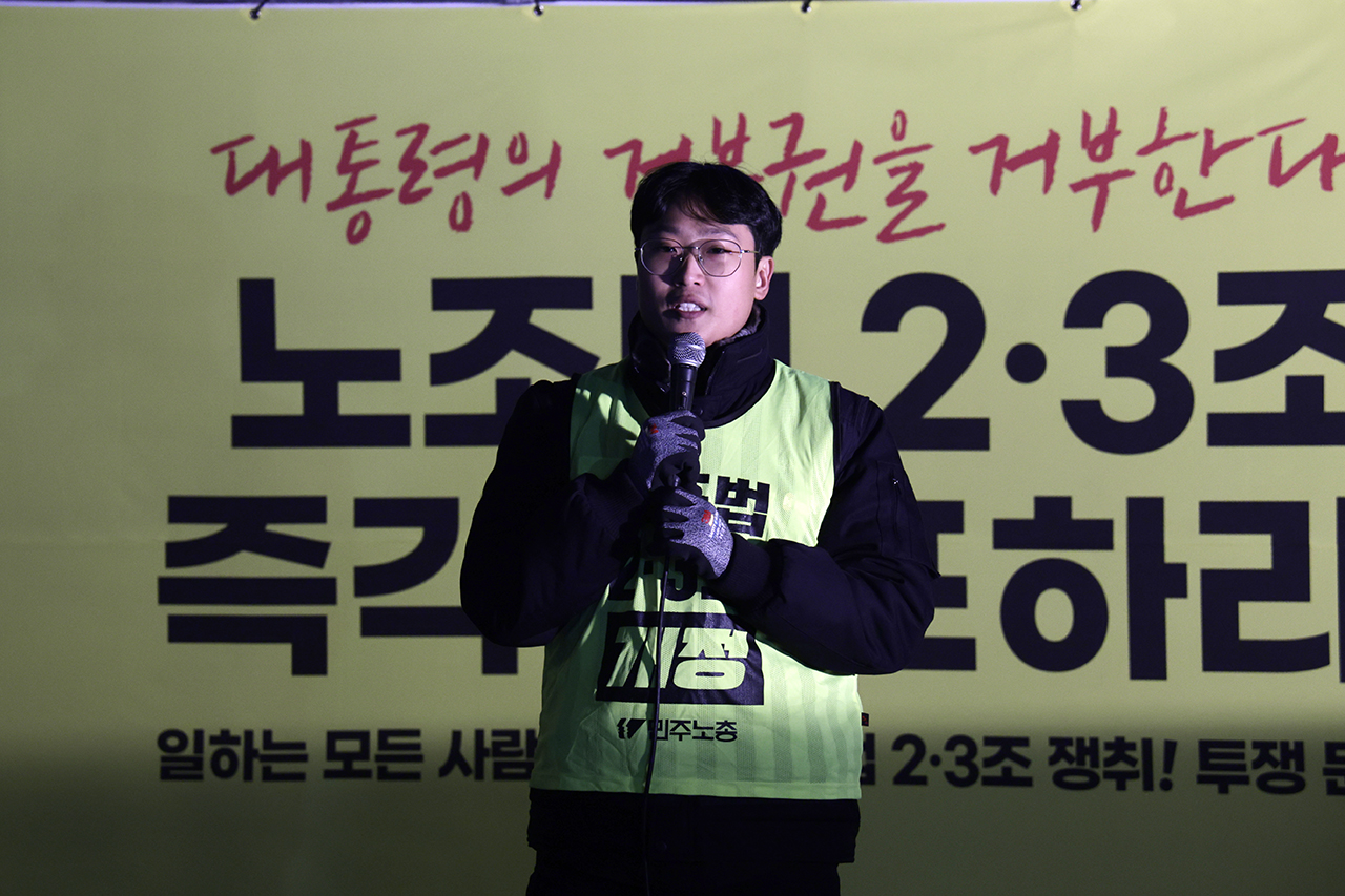 이장원 금속노조 전북지부 조직부장이 11월 15일 오후 서울 광화문 네거리에서 연 ‘일하는 모든 사람을 위한 노조법 2·3조 쟁취 투쟁문화제’에서 현장발언을 하고 있다. 변백선