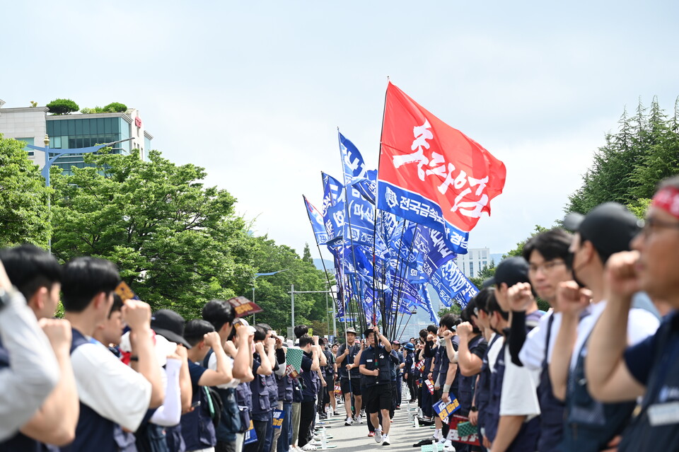 금속노조 경남지부가 10일 총파업을 선언하고, 고용노동부 창원지청 앞에 집결했다. 강연석