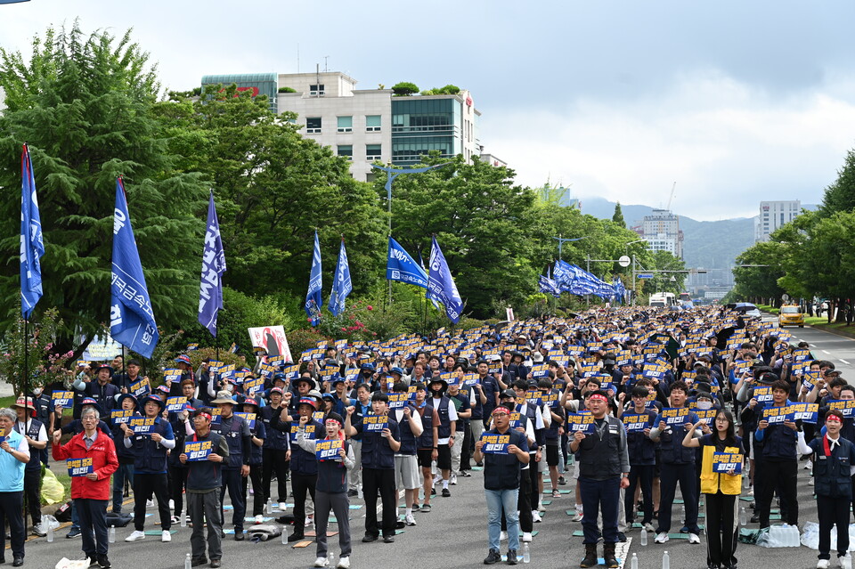 금속노조 경남지부가 10일 총파업을 선언하고, 고용노동부 창원지청 앞에 집결했다. 강연석