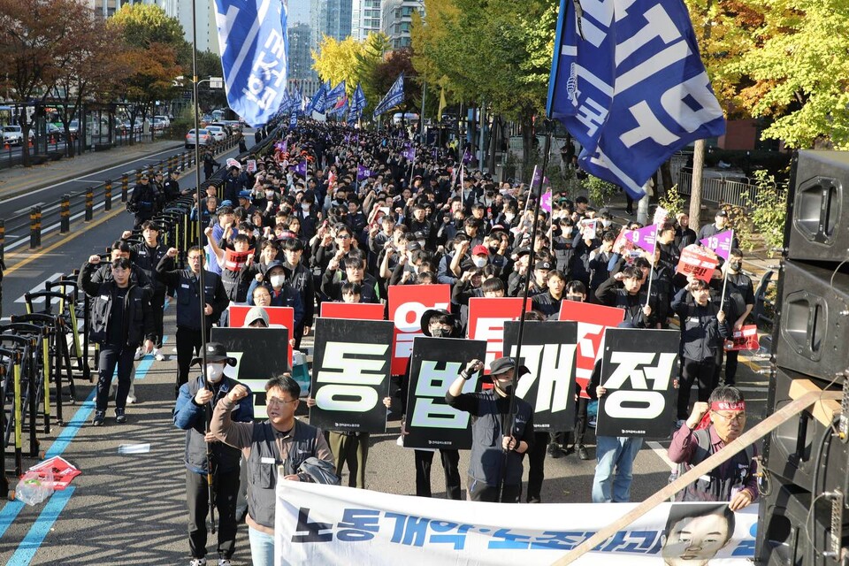 11월 9일 오후 서울 서대문구 경찰청 앞에서 ‘2024 전태일 열사 계승 전국노동자대회 윤석열 퇴진, 노조할 권리 쟁취, 산별교섭 제도화 공동사전 결의대회’를 마친 조합원들이 본대회 장소로 행진하고 있다. 이진희