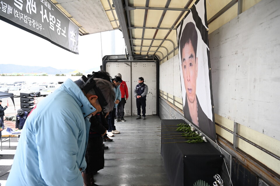 배달호 열사 22주기 추모제에서 참가자들이 헌화를 하고 있다. 강연석 경남지부 교육선전부장