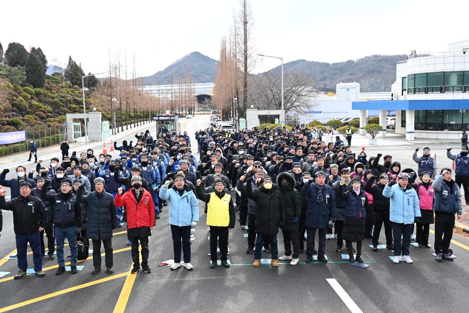 경남지부가 1월 9일 두산에너빌리티 정문 앞에서 배달호 열사 22주기 추모제를 진행했다. 강연석 경남지부 교육선전부장