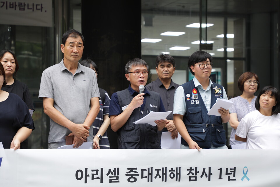 금속노조가 7일 오전 서울 중구 서울노동청 앞에서 ‘아리셀 중대재해 참사 1년, 불법ㆍ편법적인 파견 문제 해결 촉구 기자회견’을 열었다. 이상섭 금속노조 수석부위원장이 제조업 불법파견 실태를 지적하고 있다. 사진=박향주 홍보국장