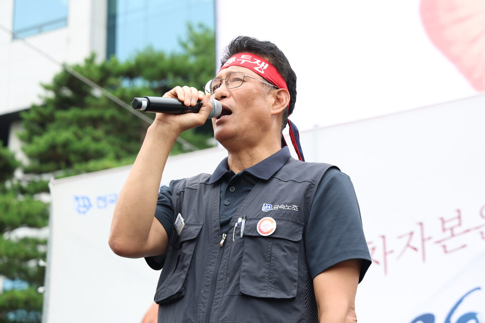 박상만 금속노조 위원장이 21일 오후 양재동 현대자동차 본사 앞에서 열린 ‘현대차그룹 정년 연장 쟁취! 부품사 납품단가 후려치기 중단! 원청교섭 쟁취! 금속노조 자동차 업종 공동 파업 대회’에서 대회사를 하고 있다. 사진=서지효 선전홍보부장